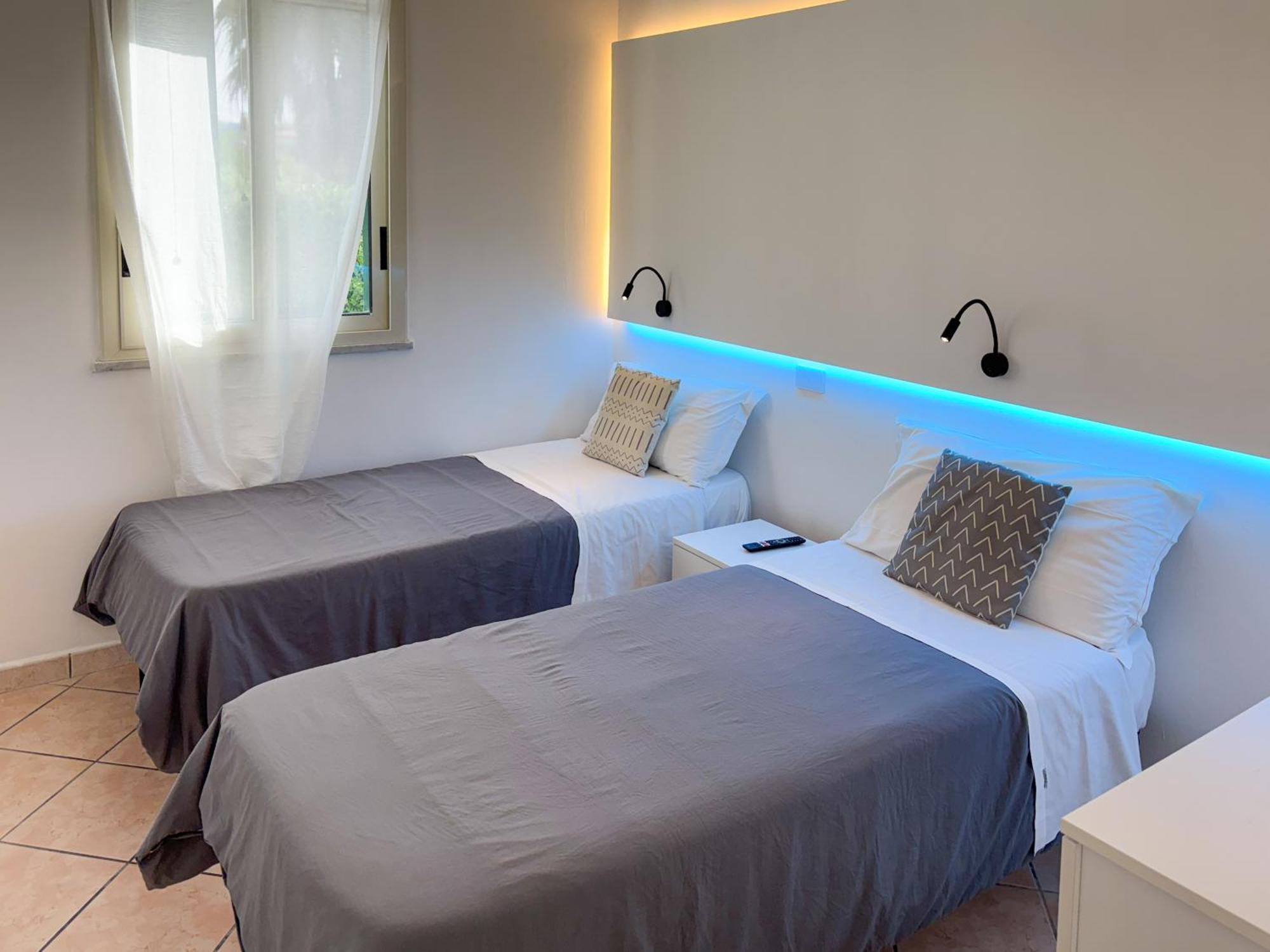 Case Vacanze Mare Nostrum - Villas In Front Of The Beach With Pool 坎波菲利斯·迪·罗切 外观 照片
